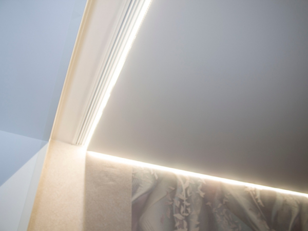 Фото натяжного потолка с подсветкой