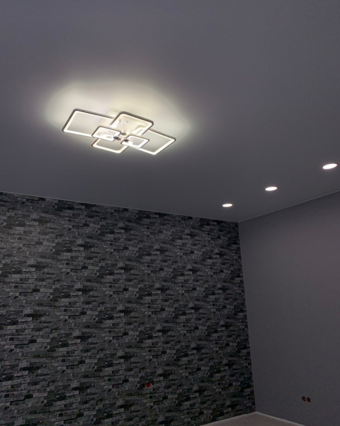 Пример натяжного потолка в спальню