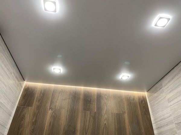 Фото натяжного потолка в ванную комнату