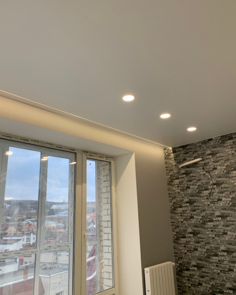 Пример натяжного потолка со скрытой нишей под карниз