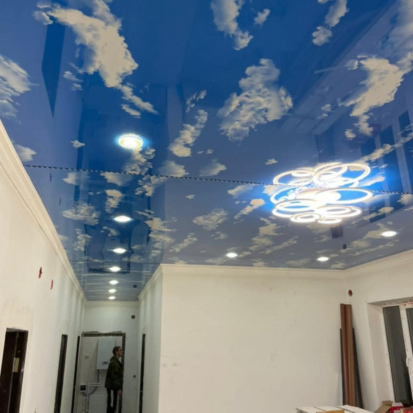 Пример натяжного потолка небо с облаками в квартиру