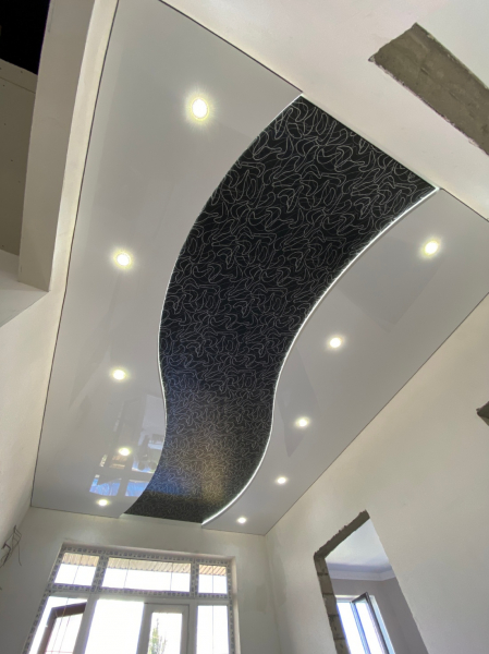 Фото цветного натяжного потолка